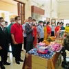 Tổng lãnh sự Chu Đức Dũng cùng bà con Việt kiều dâng hương lên Chủ tịch Hồ Chí Minh tại khu tưởng niệm mang tên Người ở bản Noỏng Ôn, thị xã Mương, tỉnh Udon Thani. (Ảnh: TTXVN phát)