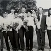 Nhà giáo Lê Hải Châu (thứ 3 từ phải sang) dẫn đoàn tham dự IMO 1976