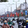 Khá đông người di chuyển từ Quốc lộ 1 vào thành phố Hà Nội. (Ảnh: Hoàng Hiếu/TTXVN)