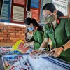 Lực lượng Cảnh sát môi trường, Công an thành phố Cần Thơ kiểm tra một cơ sở kinh doanh thực phẩm đông lạnh. (Ảnh: Thanh Liêm/TTXVN)