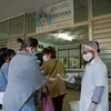 Sát khuẩn tay trước khi vào một điểm tiêm chủng vaccine ngừa COVID-19 ở Havana, Cuba. (Ảnh: AFP/TTXVN)