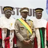 Tổng thống lâm thời Mali Assimi Goita (giữa). (Ảnh: AFP/TTXVN)