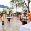 Đo thân nhiệt cho học sinh ở Hà Nội. (Nguồn: TTXVN)