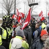 Cảnh sát được triển khai giải tán đám đông biểu tình phản đối các biện pháp phòng COVID-19 tại cầu Ambassador ở Windsor, Ontario, Canada, ngày 12/2. (Ảnh: AFP/TTXVN)