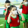 Trẻ mẫu giáo Trường Mầm non Hoa Phượng Đỏ, thành phố Rạch Giá, ngày đầu tiên đến trường. (Ảnh: Hồng Đạt/TTXVN)