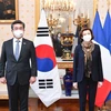 Bộ trưởng Quốc phòng Pháp Florence Parly (phải) và Bộ trưởng Quốc phòng Hàn Quốc Suh Wook (trái) trước cuộc hội đàm ở Paris, Pháp, ngày 14/2/2022. (Ảnh: Yonhap/TTXVN)