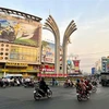 Người dân tham gia giao thông tại vòng xoay Đèn 4 Ngọn, đường Trần Hưng Đạo, thành phố Long Xuyên, An Giang khi thành phố trở thành vùng xanh. (Ảnh: Thanh Sang/TTXVN)