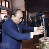 Chủ tịch nước Nguyễn Xuân Phúc dâng hương tưởng nhớ cố Thủ tướng Phạm Văn Đồng. (Ảnh: Thống Nhất/TTXVN)