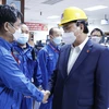 Chủ tịch nước thăm, tặng quà công nhân Công ty lọc hóa dầu Bình Sơn. (Ảnh: Thống Nhất/TTXVN)