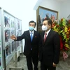 Trưởng Ban Đối ngoại Trung ương Lê Hoài Trung tham quan không gian trưng bày ảnh về đất nước Triều Tiên. (Ảnh: An Đăng/TTXVN)