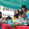 Hướng dẫn các em khuyết tật tại Trung tâm Phục hồi chức năng và Trợ giúp trẻ em khuyết tật Thành phố Hồ Chí Minh. (Nguồn: TTXVN)