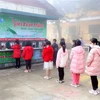 Học sinh Trường tiểu học thị xã Sa Pa uống nước nóng để đảm bảo sức khỏe trong giờ ra chơi. (Ảnh: Quốc Khánh/TTXVN)