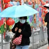 Người dân đeo khẩu trang phòng dịch COVID-19 tại Hong Kong, Trung Quốc. (Ảnh: THX/TTXVN)