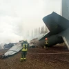 Hiện trường một máy bay quân sự của Ukraine bị rơi ở phía Nam thủ đô Kiev ngày 24/2. (Ảnh: AFP/TTXVN)
