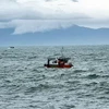 Lực lượng biên phòng tìm kiếm người mất tích trong vụ chìm canô du lịch tại Cửa Đại. (Ảnh: TTXVN)