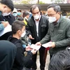Ông Khuất Việt Hùng, Phó Chủ tịch chuyên trách Ủy ban An toàn Giao thông Quốc gia thăm hỏi động viên gia đình người bị nạn. (Ảnh: Trịnh Bang Nhiệm/TTXVN)