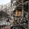 Tòa chung cư bị phá hủy ở Koshytsa, ngoại ô thủ đô Kiev, trong chiến dịch quân sự của Nga tại Ukraine, ngày 25/2. (Ảnh: AFP/TTXVN)