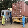 Kiểm tra phương tiện vận tải hàng hóa làm thủ tục thông quan tại Cửa khẩu quốc tế Lao Bảo. (Ảnh: Thanh Thủy/TTXVN)