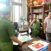 Lực lượng công an khám xét nơi ở của bị can Nguyễn Tấn Long. (Ảnh: TTXVN phát)