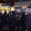 Người Việt sơ tán từ Ukraine tới Nhà ga chính ở thủ đô Bucarest, Romania. (Ảnh: Mạnh Hùng/TTXVN)