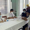 Cán bộ Trạm y tế thị trấn Phước Dân, huyện Ninh Phước khám sức khỏe cho người dân trước khi tiêm vaccine phòng COVID-19. (Ảnh: Công Thử/TTXVN)