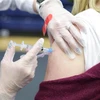Nhân viên y tế tiêm vaccine phòng COVID-19 cho người dân tại Dayton, Ohio, Mỹ. (Ảnh: AFP/TTXVN)