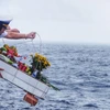 Đã thành thông lệ, bất cứ tàu hải quân nào đi qua vùng biển Gạc Ma, Cô Lin, Len Đao đều tổ chức lễ viếng và thả hoa tưởng niệm 64 liệt sỹ trong cuộc chiến đấu bảo vệ chủ quyền biển đảo Tổ quốc năm 1988. (Ảnh: Thành Đạt/TTXVN)