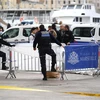 Cảnh sát Pháp điều tra bên thi thể nghi phạm vụ tấn công bằng dao ở thành phố Marseille, ngày 12/3/2022. (Ảnh: AFP/TTXVN)