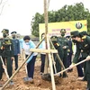 Chủ tịch Hội Liên hiệp Phụ nữ Việt Nam Hà Thị Nga, Thượng tướng Đỗ Căn, Phó Chủ nhiệm Tổng cục Chính trị Quân đội nhân dân Việt Nam và các đại biểu tại lễ phát động trồng cây. (Ảnh: TTXVN phát)