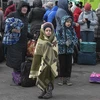 Người tị nạn Ukraine chờ sơ tán tại Przemysl, khu vực biên giới Ukraine và Ba Lan, ngày 8/3. (Ảnh: AFP/TTXVN)