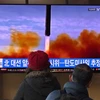 Người dân theo dõi truyền hình đưa tin về một vụ phóng tên lửa của Triều tiên tại Seoul, Hàn Quốc, ngày 5/3/2022. (Ảnh: AFP/TTXVN)