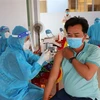 Tiêm vaccine phòng COVID-19 cho người dân ở Tiền Giang. (Ảnh: Hữu Chí/TTXVN)