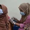 Nhân viên y tế tiêm vaccine ngừa COVID-19 cho người dân tại Jakarta, Indonesia. (Ảnh: AFP/TTXVN)