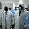 Tổng thống nước Cộng hòa Sierra Leone Julius Maada Bio thăm Công ty cổ phần Nhà máy trang thiết bị y tế United Healthcare tại Khu công nghệ cao, thành phố Thủ Đức-Thành phố Hồ Chí Minh. (Ảnh: Thanh Vũ/TTXVN)