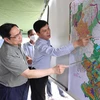 Thủ tướng Phạm Minh Chính khảo sát tuyến giao thông đường bộ tại tỉnh Bình Phước. (Ảnh: Dương Giang/TTXVN)