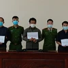 Các đối tượng cùng tang vật tại cơ quan điều tra Công an huyện Mèo Vạc, tỉnh Hà Giang. (Ảnh: TTXVN phát)