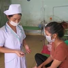 Bác sỹ hướng dẫn bệnh nhân lao uống thuốc tại Trung tâm Y tế huyện Đăk Hà, tỉnh Kon Tum. (Ảnh: Dư Toán/TTXVN)