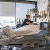 Bệnh nhân COVID-19 được điều trị tại trung tâm y tế ở Worcester, Massachusetts, Mỹ. (Ảnh: AFP/TTXVN)