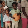 Trẻ em xếp hàng chờ nhận bữa ăn sáng do một tổ chức từ thiện phân phát ở Mekele, khu vực Tigray của Ethiopia. (Ảnh: AFP/TTXVN)