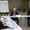Tổng thống Ba Lan Andrzej Duda (phải) và Tổng thống Mỹ Joe Biden (thứ 2, phải) trong cuộc gặp đại diện các tổ chức phi chính phủ đang hỗ trợ người sơ tán từ Ukraine, tại Rzeszow, ngày 25/3/2022. (Ảnh: PAP/TTXVN)