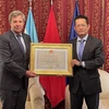 Đại sứ Dương Quốc Thanh trao tặng Huân chương Hữu nghị cho ông Juan Carlos Valle Raleigh. (Ảnh: Hoài Nam/TTXVN)