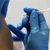 Nhân viên y tế tiêm vaccine ngừa COVID-19 cho người dân tại Tokyo, Nhật Bản. (Ảnh: AFP/TTXVN)