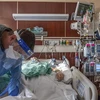 Nhân viên y tế chăm sóc bệnh nhân nhiễm COVID-19 tại bệnh viện ở Hartford, Connecticut, Mỹ. (Ảnh: AFP/TTXVN)