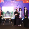 Tổ chức đấu giá bức tranh của họa sỹ trẻ tài năng Xèo Chu để ủng hộ từ thiện tại buổi giao lưu ca nhạc 'Việt Nam tươi đẹp.' (Ảnh: Đình Thư/Vietnam+)
