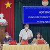 Ông Nguyễn Tiếc Hùng, Chủ tịch Ủy ban Mặt trận Tổ quốc Việt Nam tỉnh An Giang giải đáp các câu hỏi của phóng viên tại buổi họp báo. (Ảnh: Thanh Sang/TTXVN)