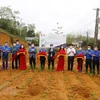 Trồng và trao tặng 500 cây xanh cho các hộ gia đình có hoàn cảnh khó khăn của xã Trung Yên. (Ảnh: Nam Sương/TTXVN)