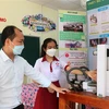 Em Vi Thị Thu Hà giới thiệu máy hút dịch chanh dây bán tự động. Ảnh: Tuấn Anh/TTXVN)