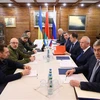 Phái đoàn Ukraine (trái) và Nga tại cuộc đàm phán nhằm chấm dứt xung đột tại Brest, Belarus ngày 7/3. (Ảnh: AFP/TTXVN)
