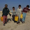 Trẻ em đi lấy nước tại trại tị nạn ở Mazar-i-Sharif, tỉnh Balkh, Afghanistan. (Ảnh: THX/TTXVN)