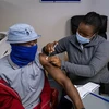 Nhân viên y tế tiêm vaccine phòng COVID-19 cho người dân tại Johannesburg, Nam Phi. (Ảnh: AFP/TTXVN)